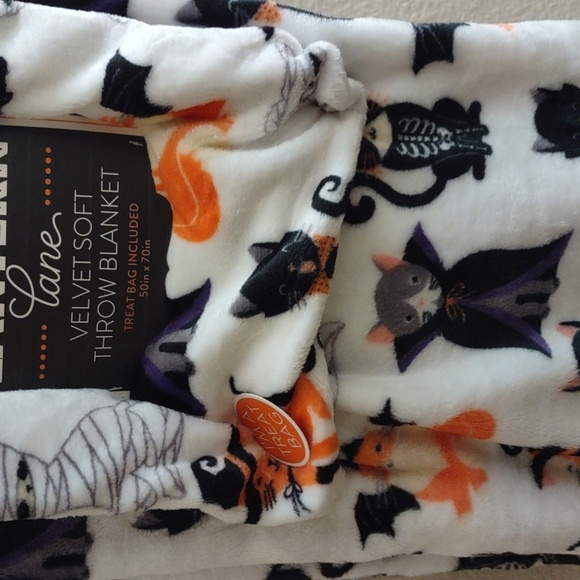 HALLOWEEN Velvet Soft Halloween Throw Blanket with Treat Bag - Picture 3 of 8